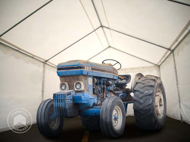 Traktor in opslagtent