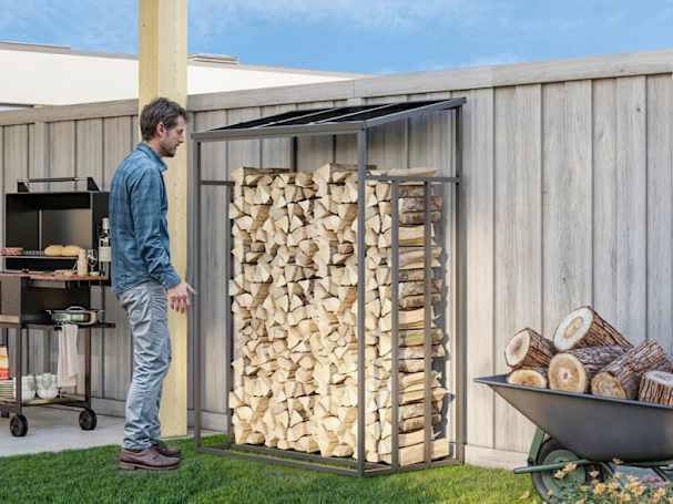 Een design houtrek van staal in je tuin