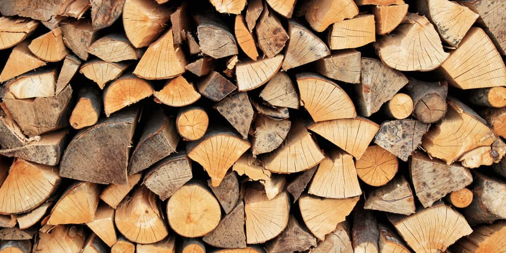 Holz für den Kamin gelagert