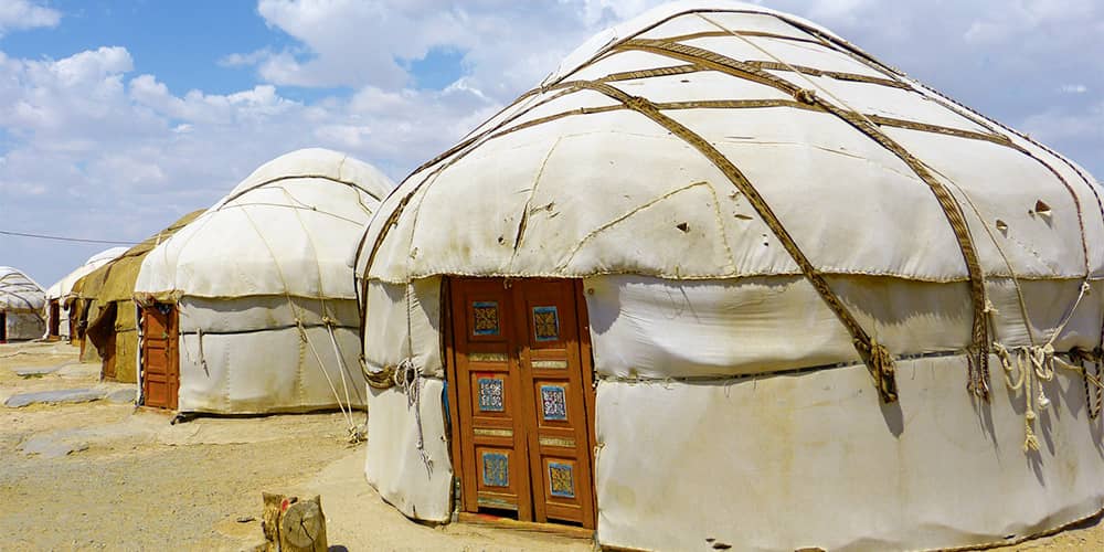 Mehrere traditionelle Jurte-Zelte 