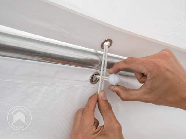 Eine weiße Gummischlaufe am Zelt befestigen