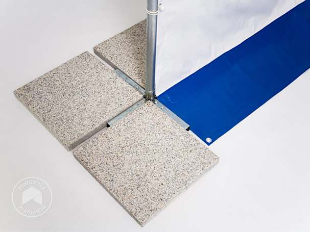 Das Zelt mit Betonplatten stabilisieren