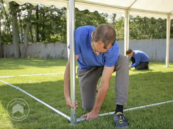 Den robusten Bodenrahmen am Partyzelt befestigen
