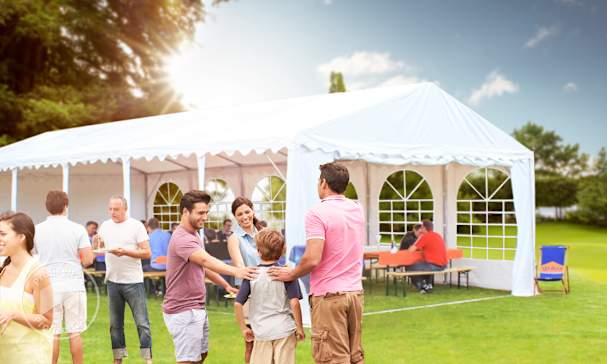 Ein Partyzelt im Garten einsetzen