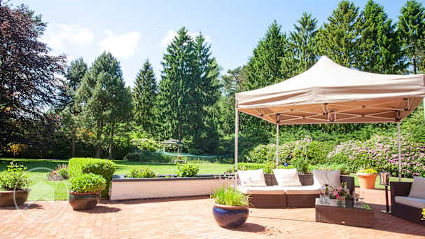Den Faltpavillon im Garten einsetzen