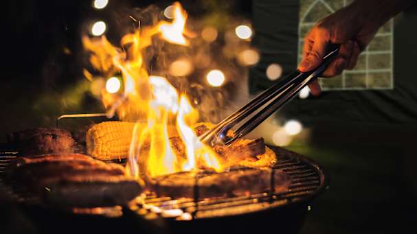 Hauptspeisen auf dem Grill grillen