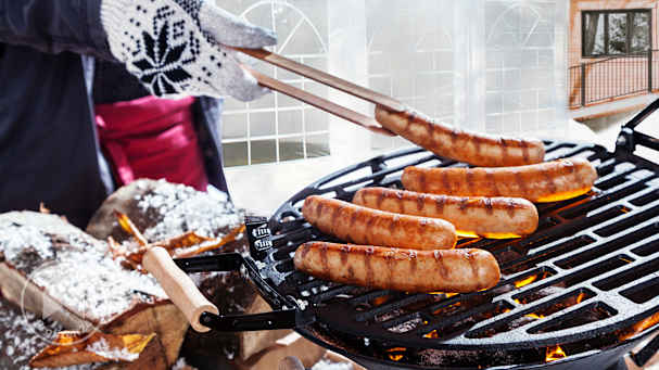 Im Winter draußen grillen