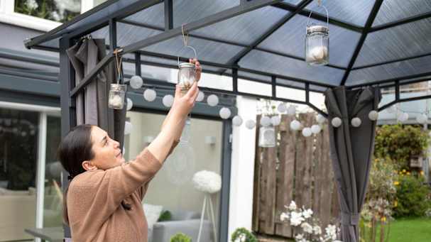 Den Gartenpavillon dekorieren