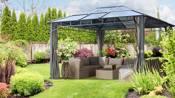 Den Gartenpavillon frühlingshaft dekorieren