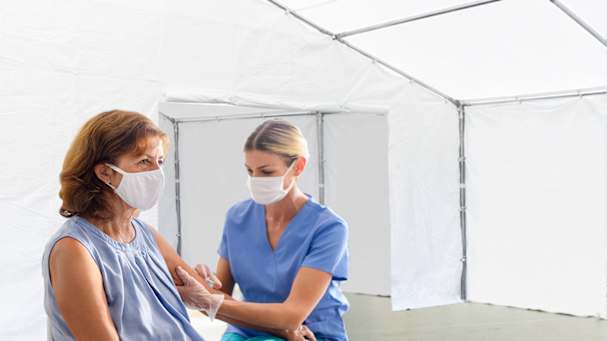 Corona-Impfung im Partyzelt