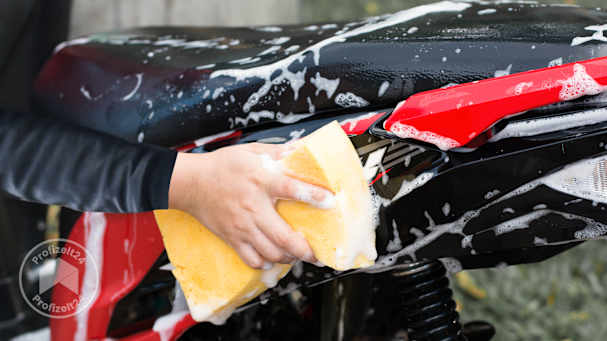 Das Motorrad gründlich reinigen