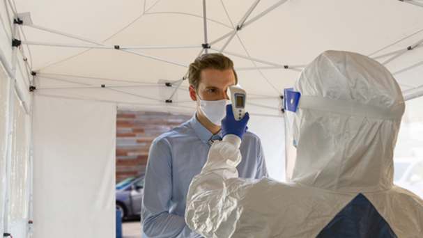 Temperaturcheck im Altenheim