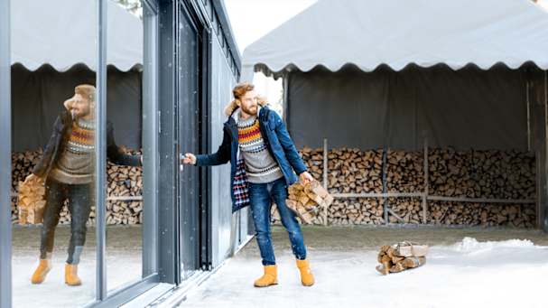 Holz im wetterfesten Lagerzelt einlagern