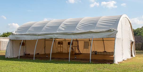 Eine Rundbogenhalle mit praktischem Boden