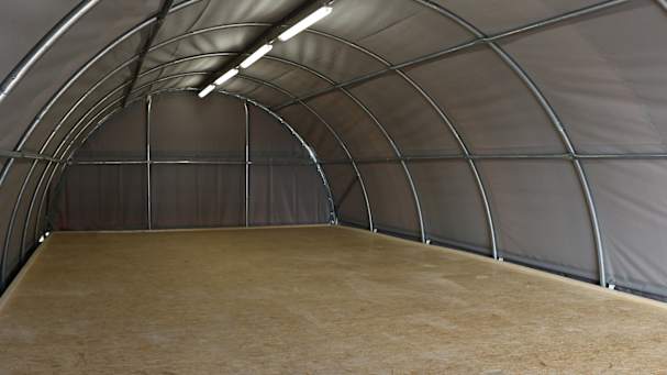 In der Rundbogenhalle einen Boden verlegen