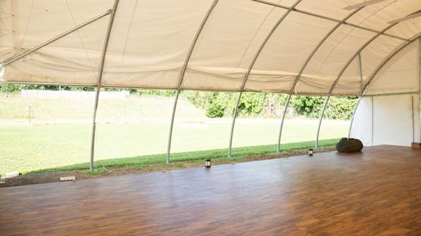 Einen Rundbogenhallen-Boden bauen