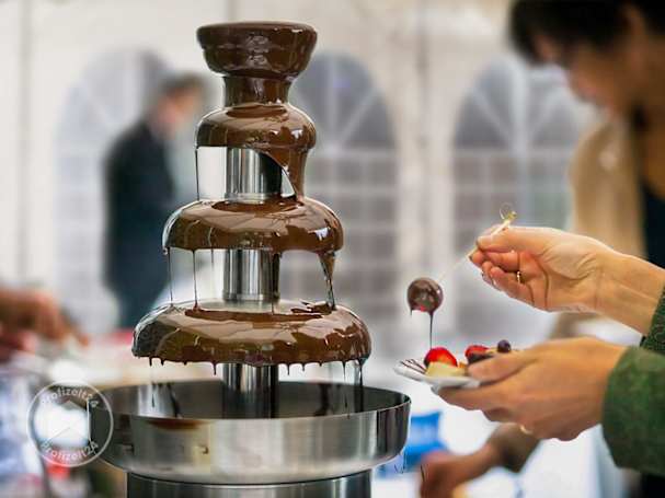 Einen Schokoladenbrunnen im Partyzelt anbieten