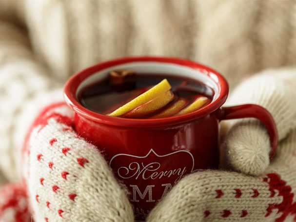 Ein warmer Glühwein gehört zur Weihnachtszeit