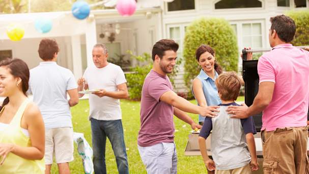 Begrüßung der Gäste auf der Gartenparty