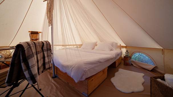 In einer Glamping-Unterkunft schlafen