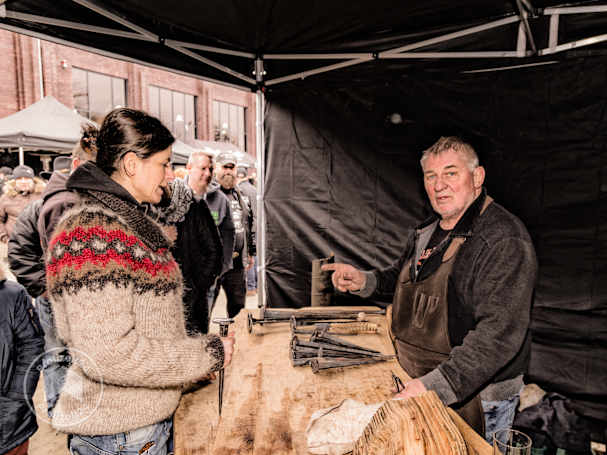 Ein schwarzer Faltpavillon als Verkaufszelt