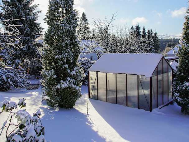 Winterfestes Gewächshaus mit Schnee bedeckt