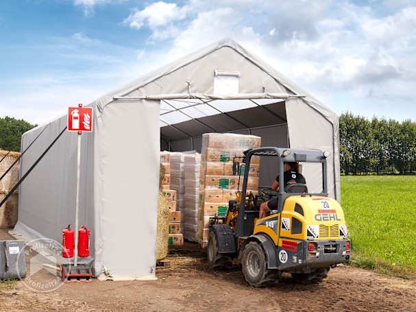 Eine mobile Lagerhalle auf einem Pferdeturnier