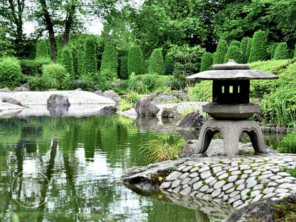 Ein japanischer Garten mit Teich