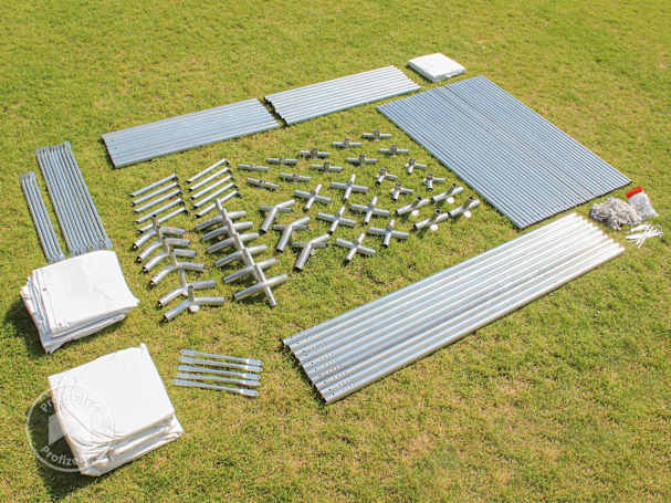 Alle Partyzelt-Einzelteile ausbreiten