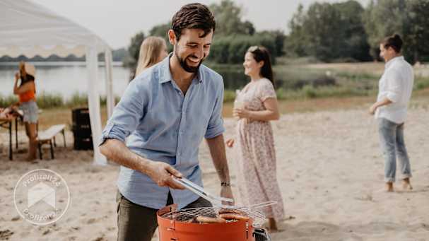 Mit Freunden am Strand grillen