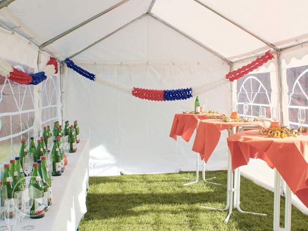 Ein Partyzelt als wettergeschütztes Cateringzelt nutzen