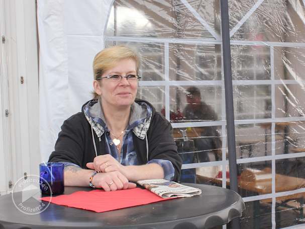 Imbissbesitzerin vor ihrem stabilen Partyzelt