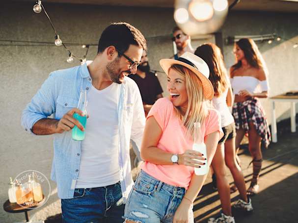 Freunde tanzend auf einer Gartenparty