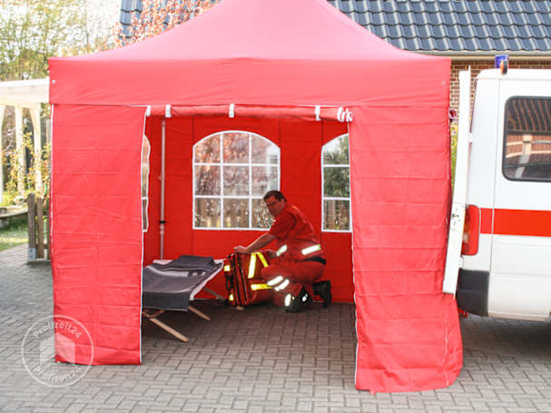 Ein flexibler Faltpavillon als Notfallzelt bei der DLRG