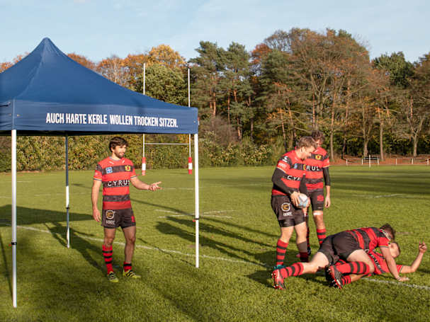 Ein flexibler Faltpavillon als Schattenspender beim Rugby