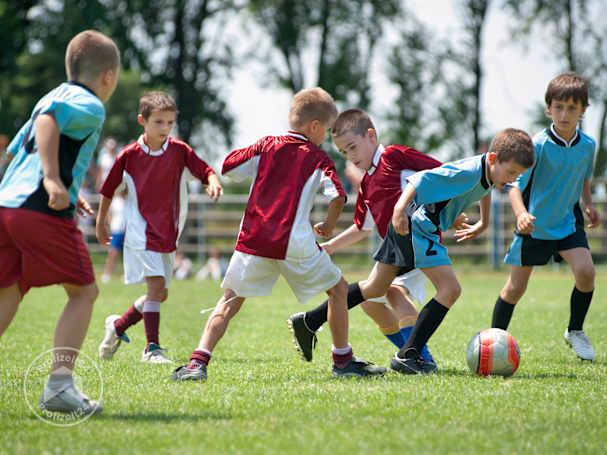 Kinder beim Fußball-spielen im Garten