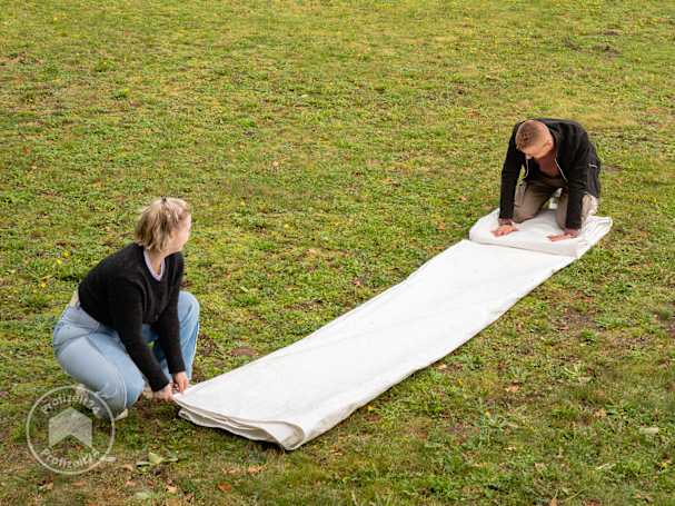 Luft aus der Partyzelt-Dachplane drücken