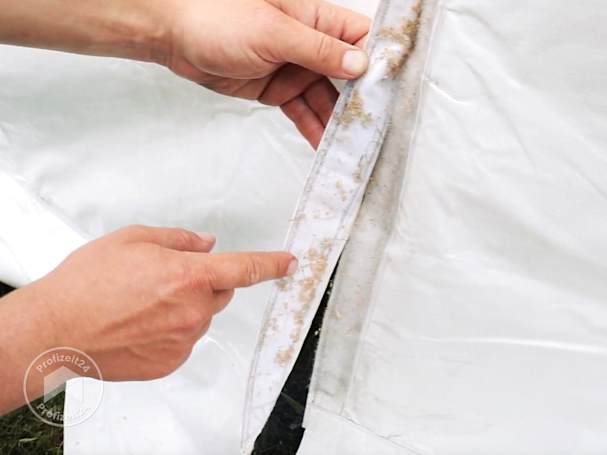 Ein schmutziger Klettverschluss beim Partyzelt