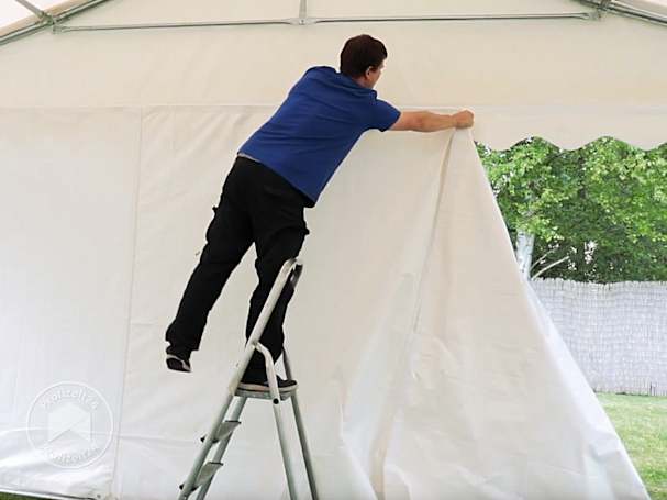 Partyzelt-Seitenteile mit Klettverschluss anbringen