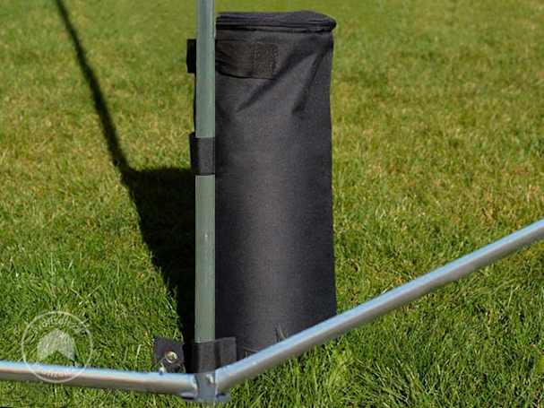 Das Zelt mit Sandsäcken beschweren