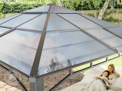 Ein robuster Hardtop-Gartenpavillon aus Polycarbonat