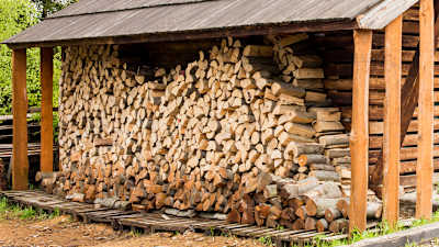 Holz im offenen Schuppen einlagern