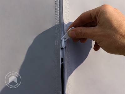 Stabiles Lagerzelt mit Standard-Tor