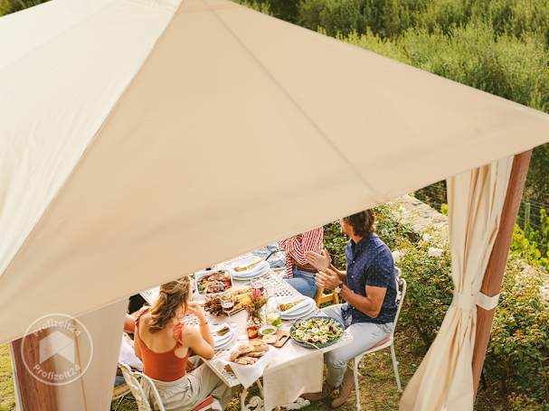 Ein sommerlicher Gartenpavillon mit Softtop-Dach