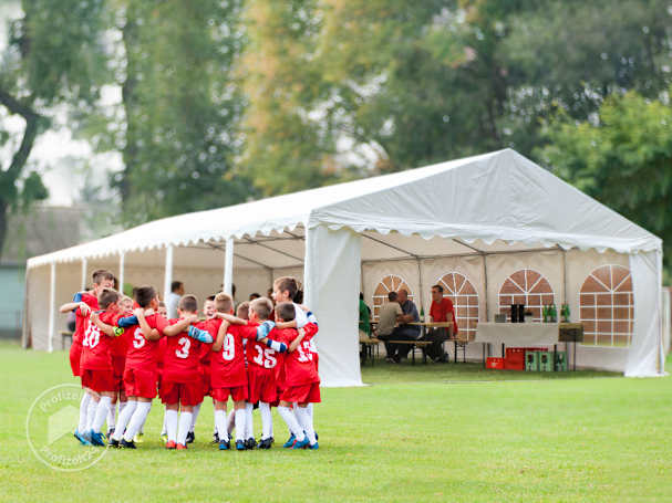 Stabiles Partyzelt 5x10 m für Fußball-Events