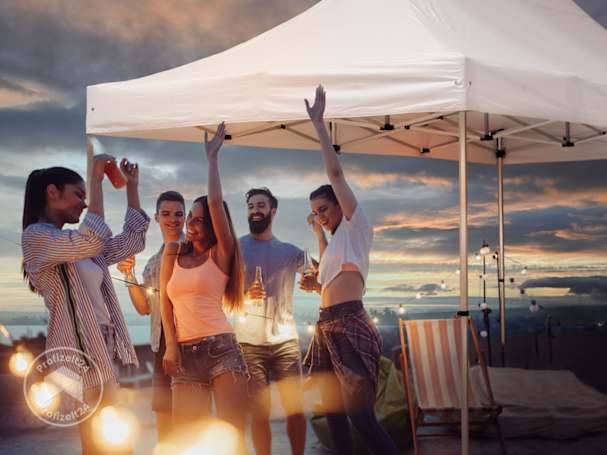 Den Faltpavillon 3x4,5 m als Wetterschutz auf Partys einsetzen