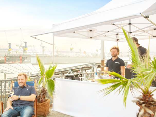 Einen faltbaren Pavillon als Bierzelt einsetzen