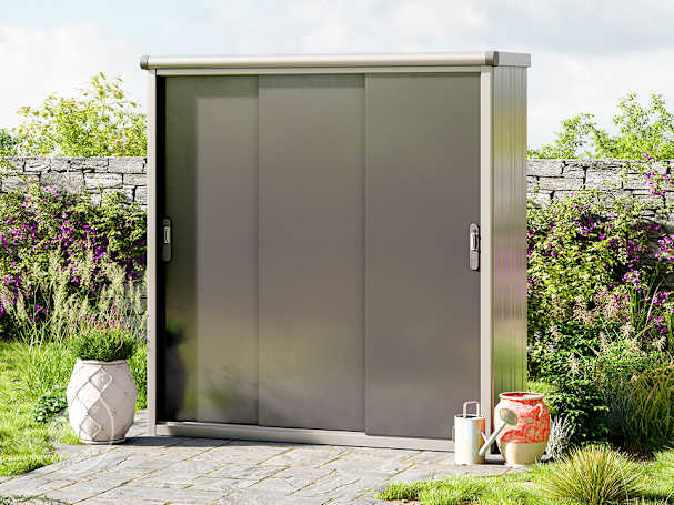 Einen großen Gartenschrank aufstellen