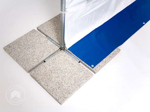 Das Partyzelt mit Zeltfüßen ausstatten