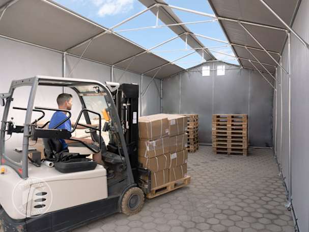 Die mobile Zelthalle mit Oberlichtern als Lagerraum einsetzen